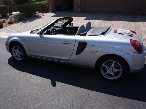 Used 2002 Toyota MR2 image 11