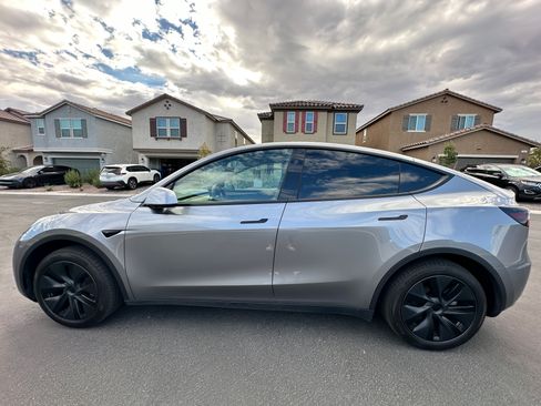 Used 2025 Tesla Model Y Long Range RWD image 5