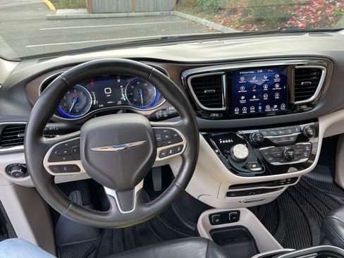 Used 2018 Chrysler Pacifica Touring-L Plus w/ Advanced Safetytec Group image 24