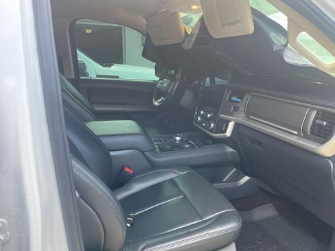 Used 2023 Ford Expedition XLT RWD image 5