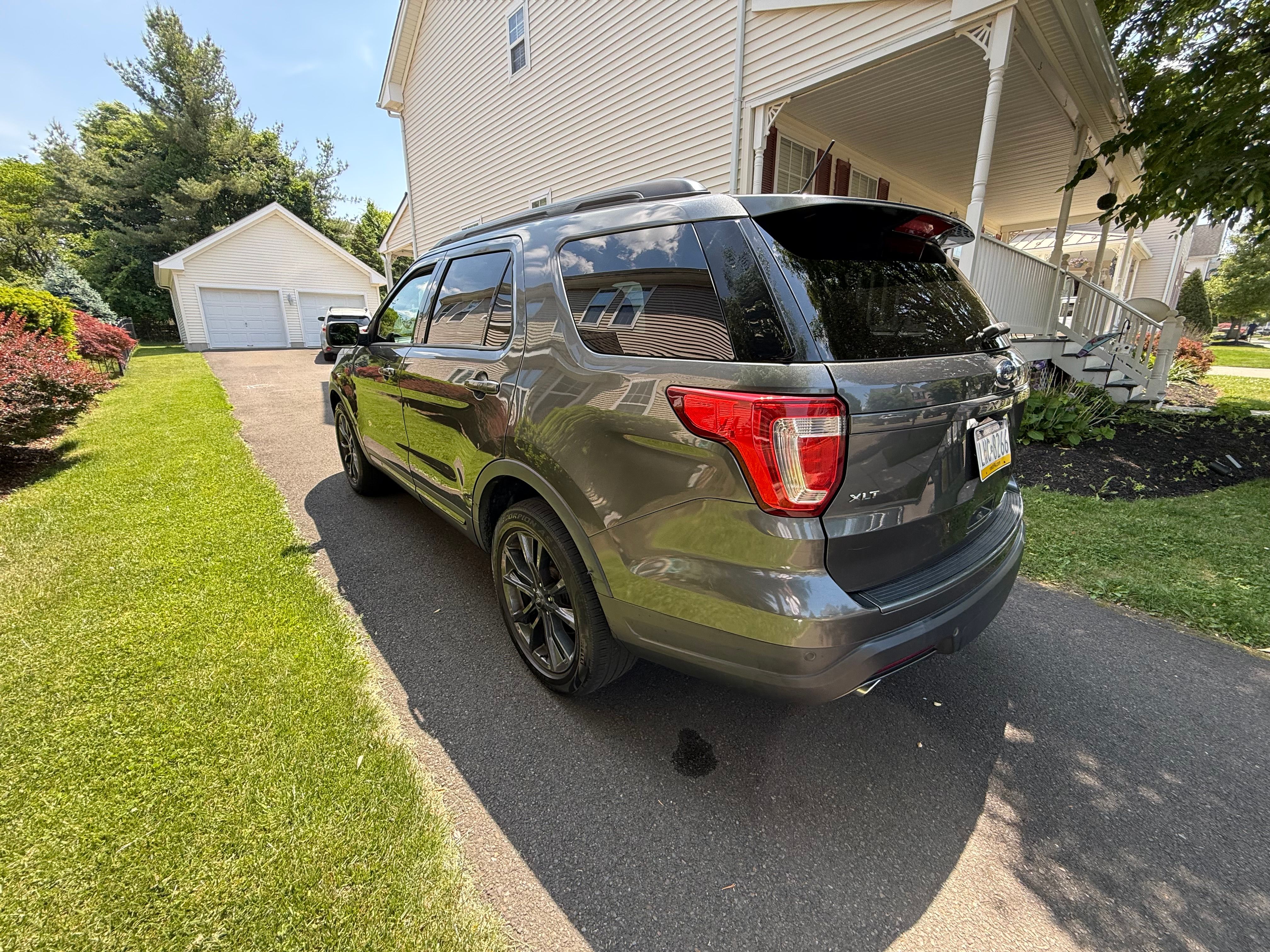 Used 2018 Ford Explorer XLT w/ Equipment Group 202A AWD/4WD image 4