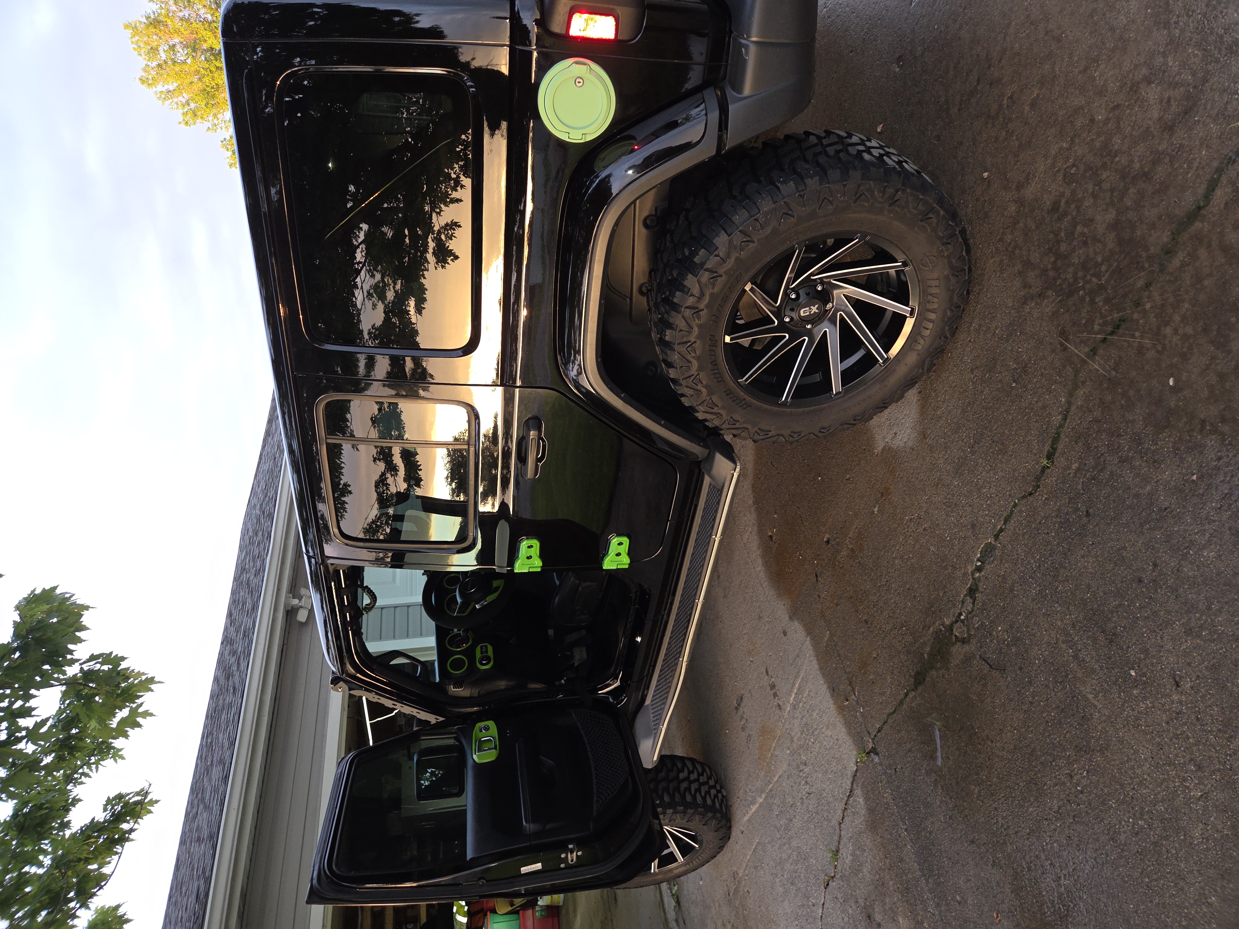 Used 2018 Jeep Wrangler Unlimited Sahara AWD/4WD image 10