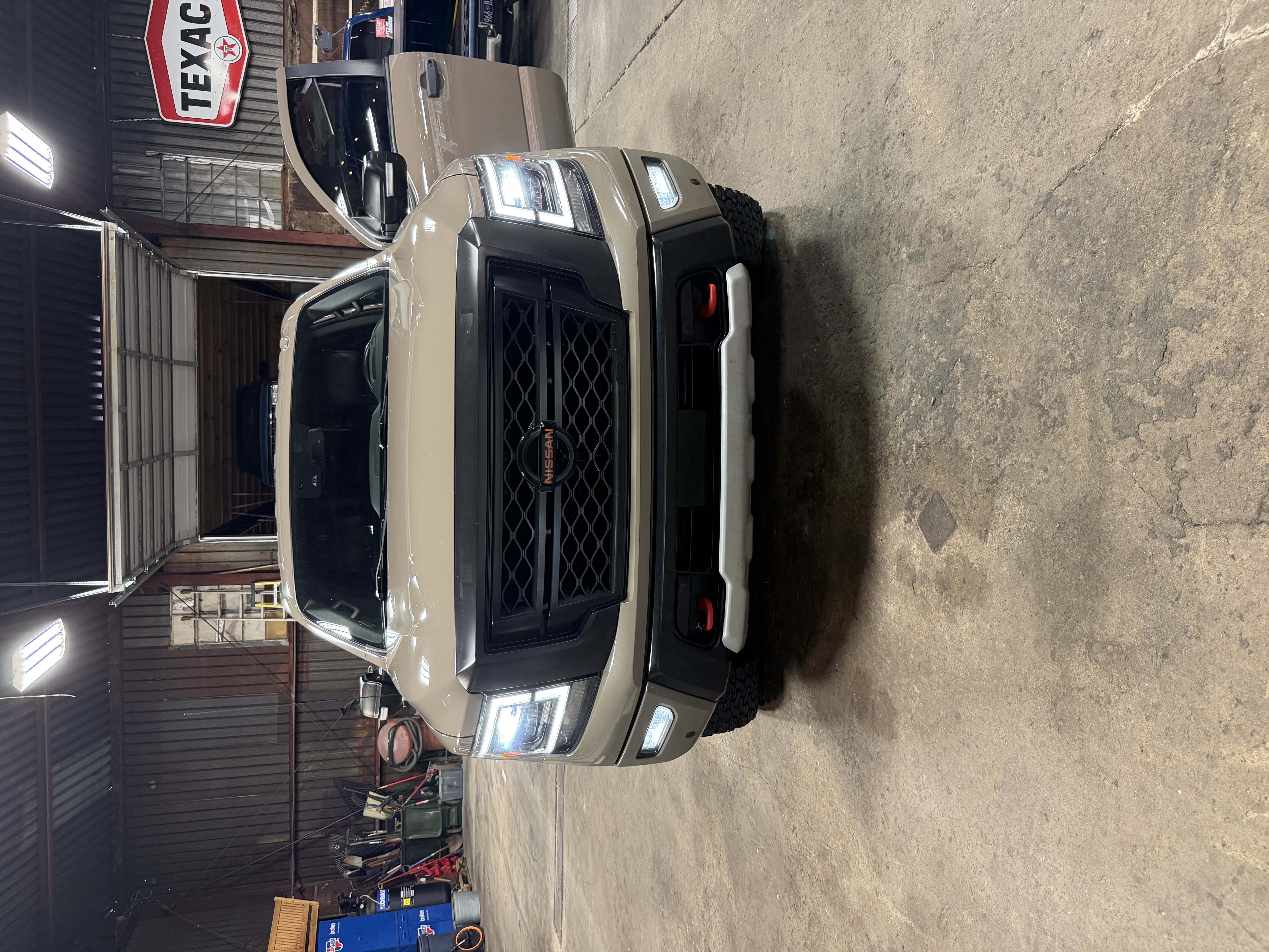 Used 2020 Nissan Titan PRO-4X w/ Pro-4x Convenience Package AWD/4WD image 8