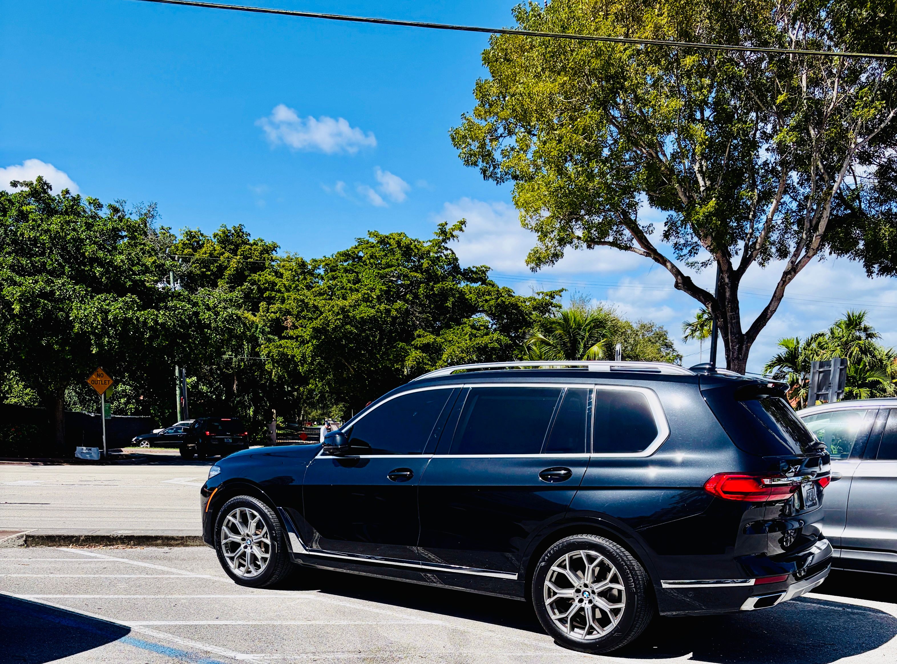 Used 2022 BMW X7 xDrive40i w/ Premium Package AWD/4WD image 1