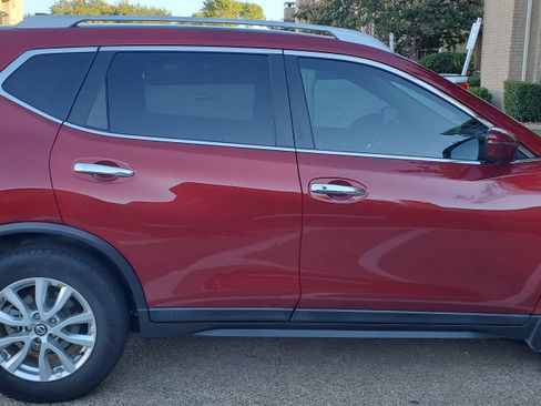 Used 2018 Nissan Rogue SV w/ Premium Package image 10