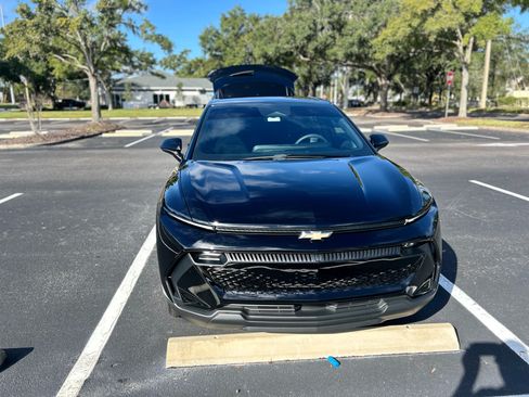 Used 2025 Chevrolet Equinox EV LT image 2
