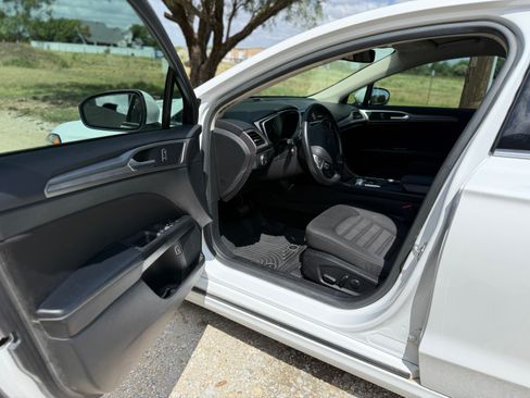 Used 2019 Ford Fusion SE FWD image 21