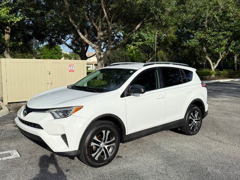 Used 2016 Toyota RAV4 LE FWD image 4