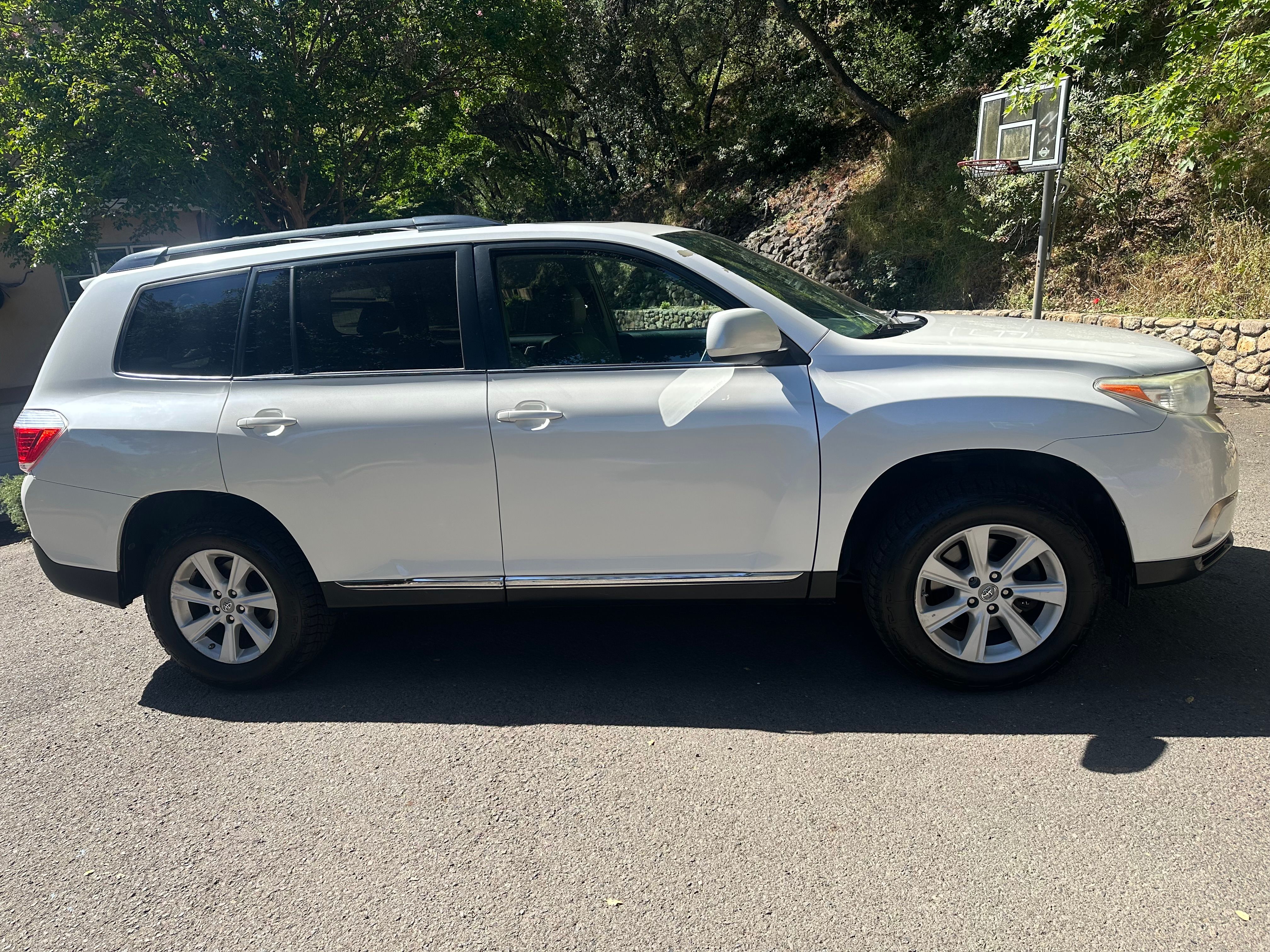 Used 2012 Toyota Highlander SE w/ Tow Pkg FWD image 8