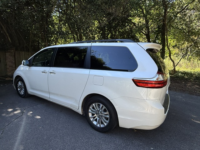 Used 2017 Toyota Sienna XLE Premium FWD image 8
