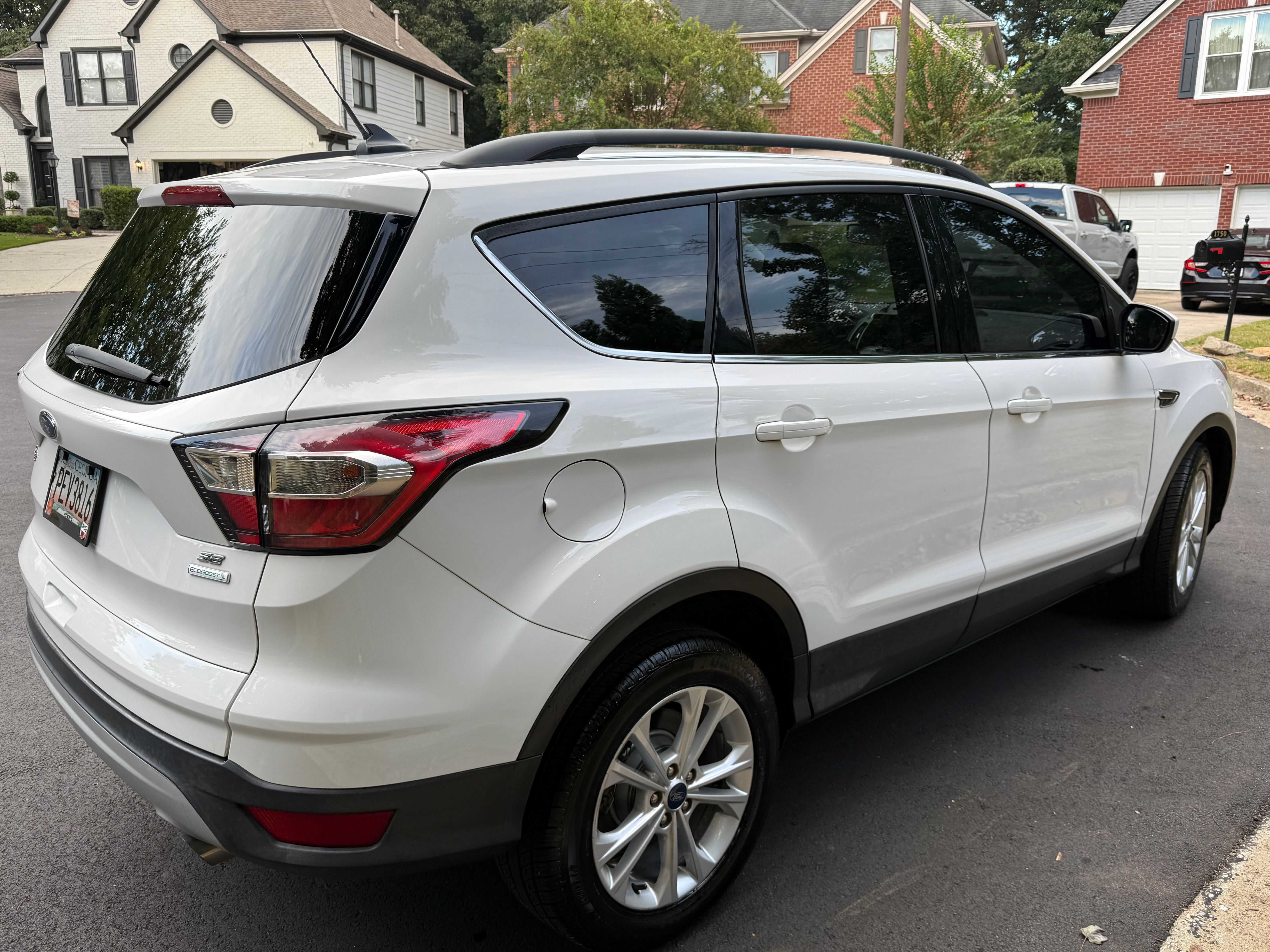 Used 2018 Ford Escape SE w/ Ford Safe & Smart Package FWD image 11