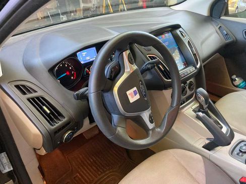 Used 2014 Ford Focus SE w/ SE Winter Package image 4