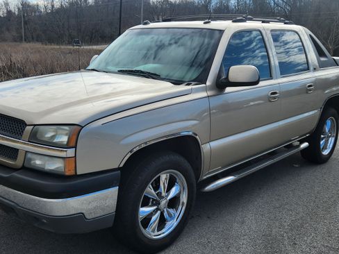 Used 2005 Chevrolet Avalanche Z71 w/ Sun And Sound Package image 6
