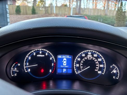 Used 2010 Hyundai Genesis 4.6 image 12