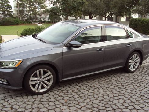 Used 2018 Volkswagen Passat 2.0T SE image 2