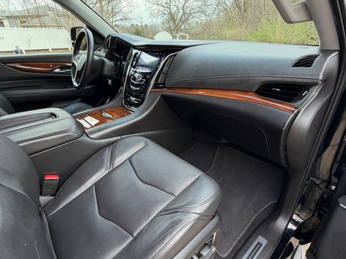 Used 2018 Cadillac Escalade Luxury image 16