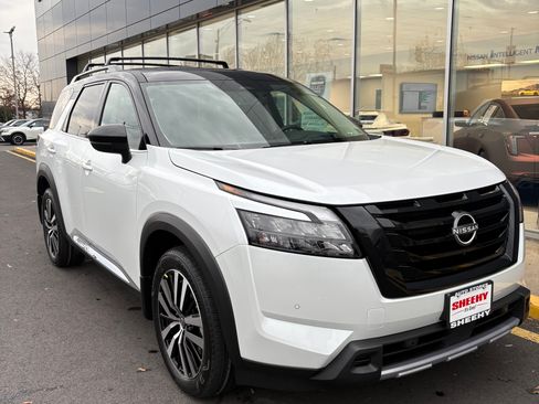 Used 2025 Nissan Pathfinder Platinum w/ Black Appearance Package AWD/4WD image 2