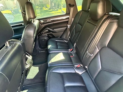 Used 2017 Porsche Cayenne S image 9