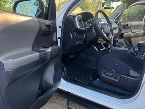Used 2023 Toyota Tacoma SR5 w/ Technology Package AWD/4WD image 13