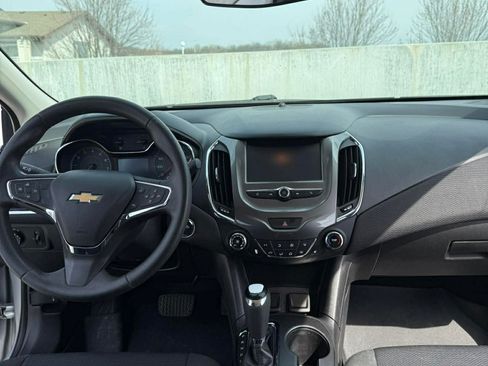 Used 2018 Chevrolet Cruze LT w/ Convenience Package image 9