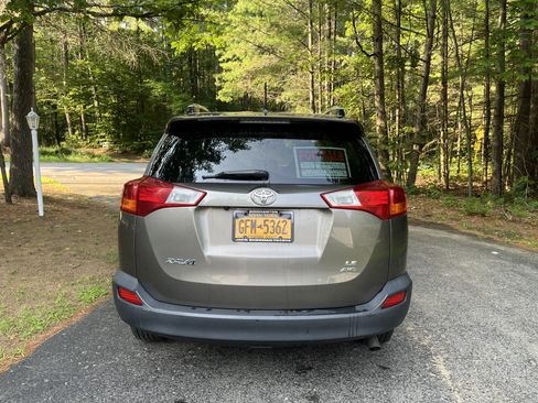 Used 2013 Toyota RAV4 LE AWD/4WD image 2