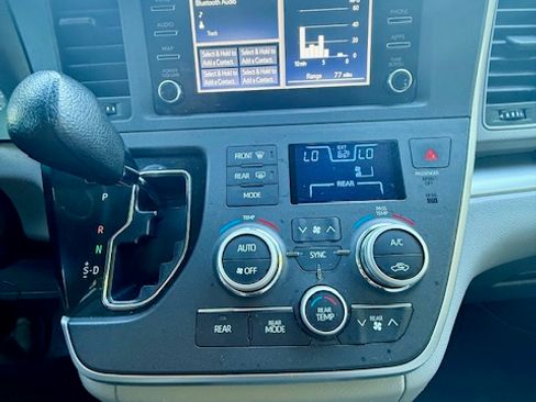 Used 2020 Toyota Sienna L image 20
