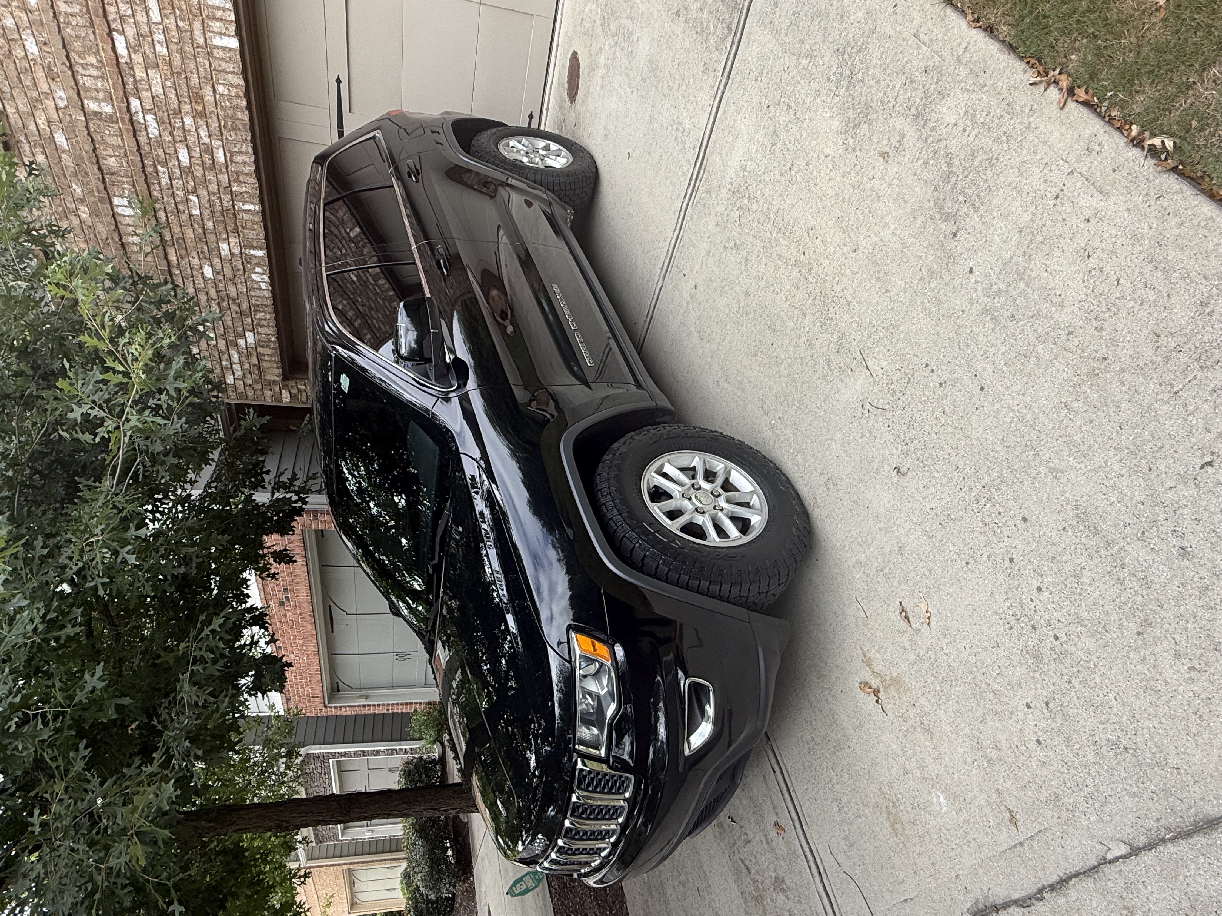 Used 2018 Jeep Grand Cherokee Laredo RWD image 3