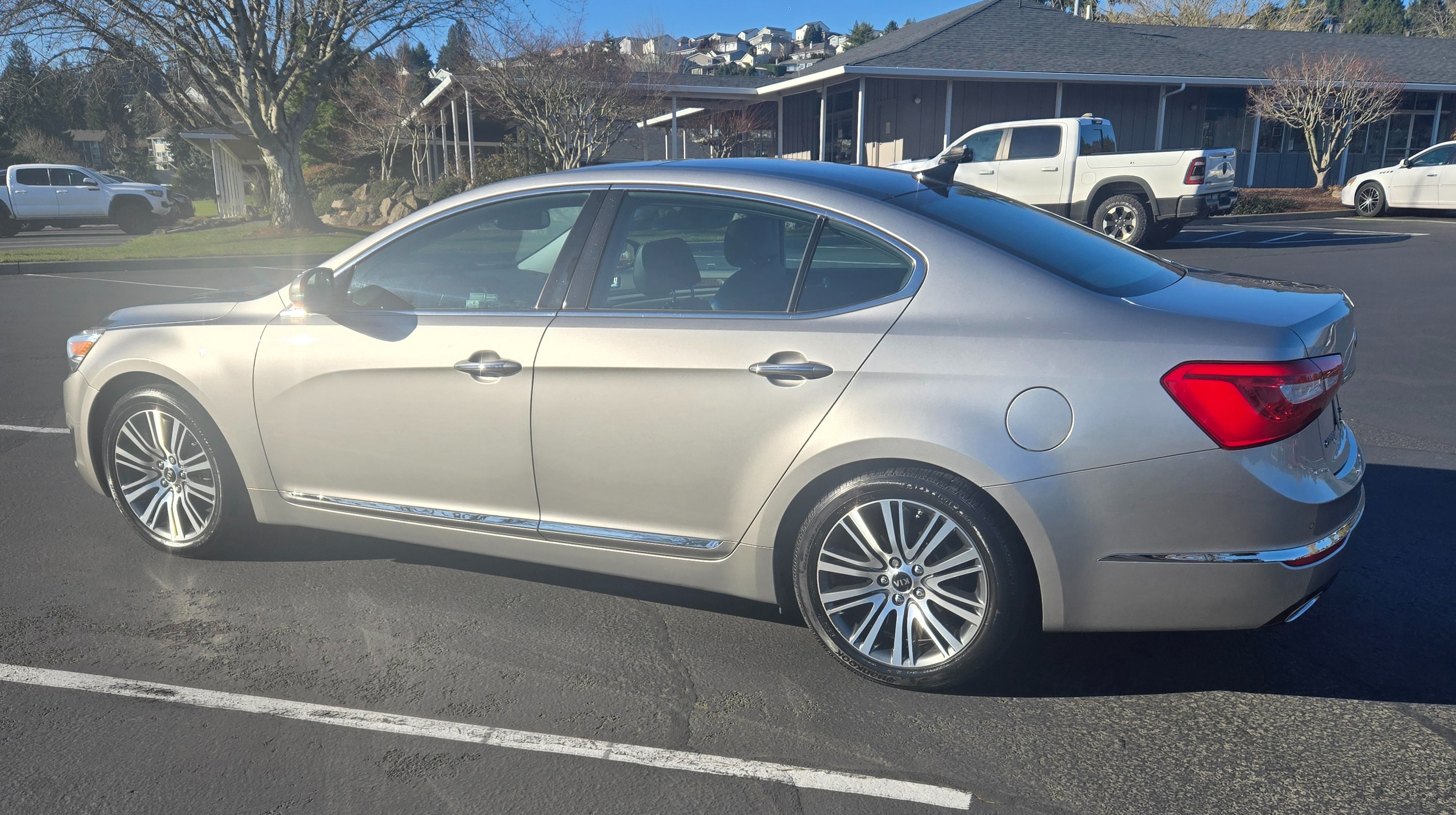 Used 2015 Kia Cadenza Premium w/ Luxury Package FWD image 8