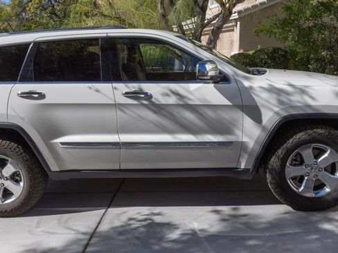 Used 2012 Jeep Grand Cherokee Overland image 12