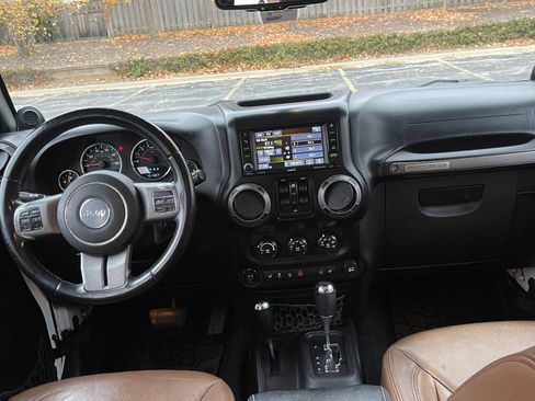 Used 2013 Jeep Wrangler Unlimited Sahara image 5