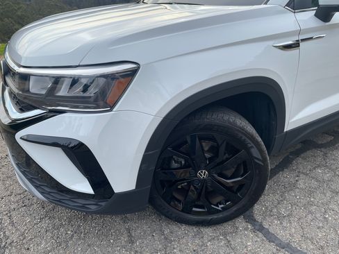 Used 2022 Volkswagen Taos SE image 2