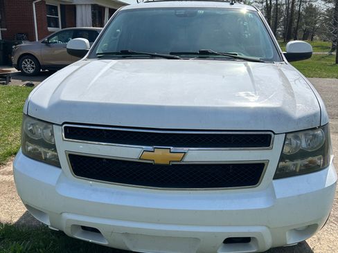 Used 2013 Chevrolet Suburban LS image 2