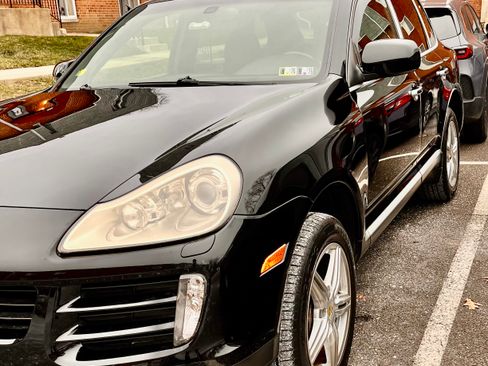 Used 2010 Porsche Cayenne Sport Utility 4D image 4