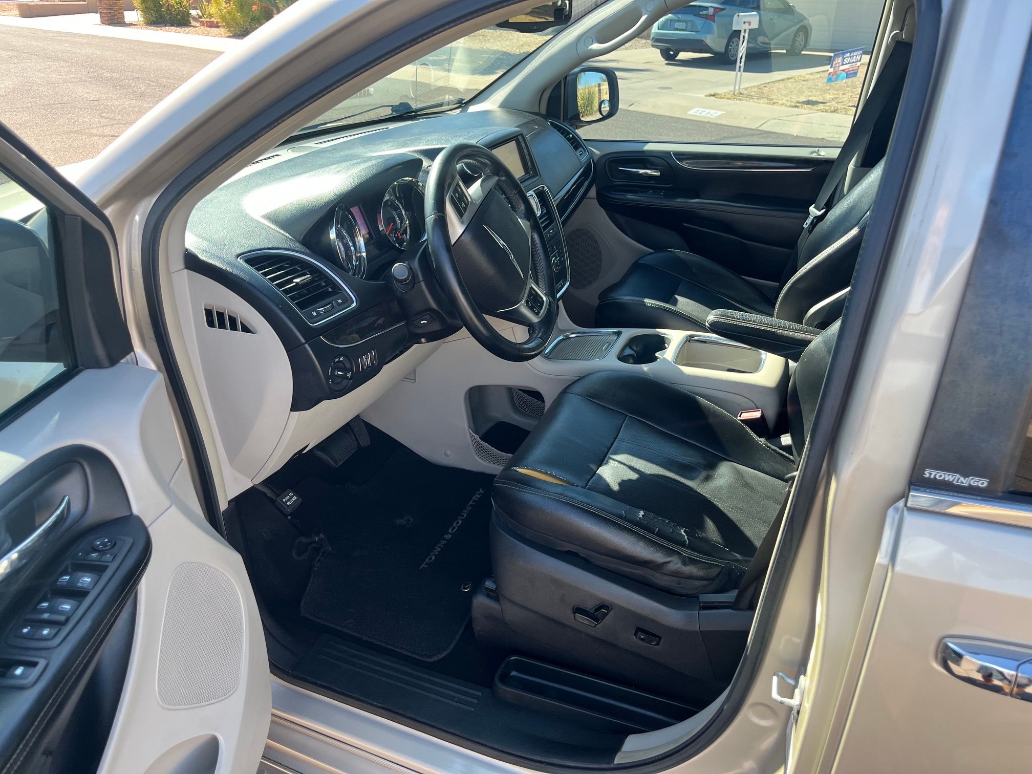 Used 2013 Chrysler Town & Country Touring-L w/ Premium Group FWD image 6
