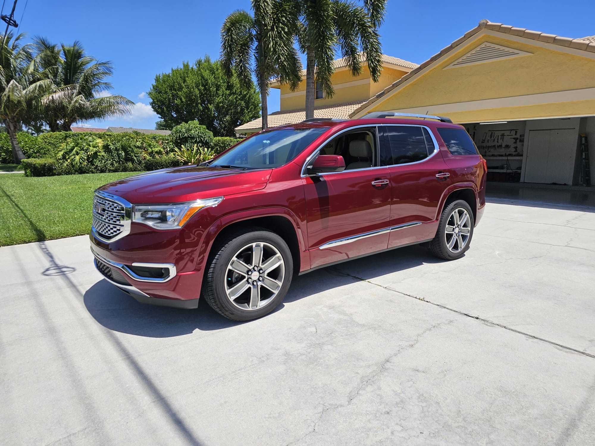 Used 2017 GMC Acadia Denali w/ Technology Package FWD image 4