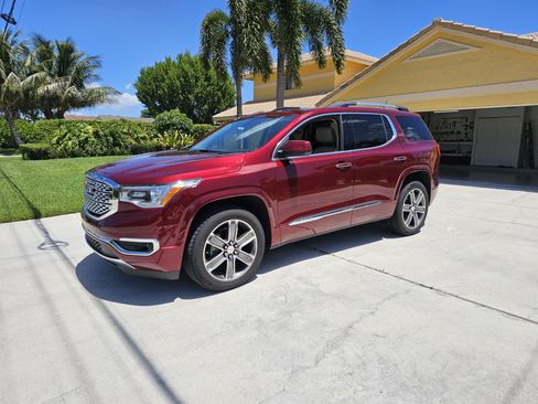 Used 2017 GMC Acadia Denali w/ Technology Package FWD image 4