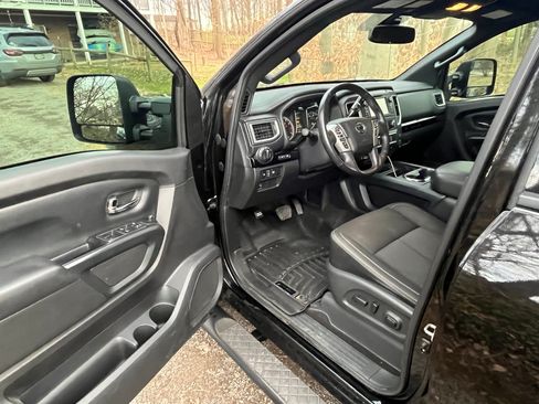 Used 2018 Nissan Titan SV image 12