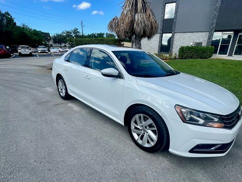 Used 2018 Volkswagen Passat 2.0T SE image 2