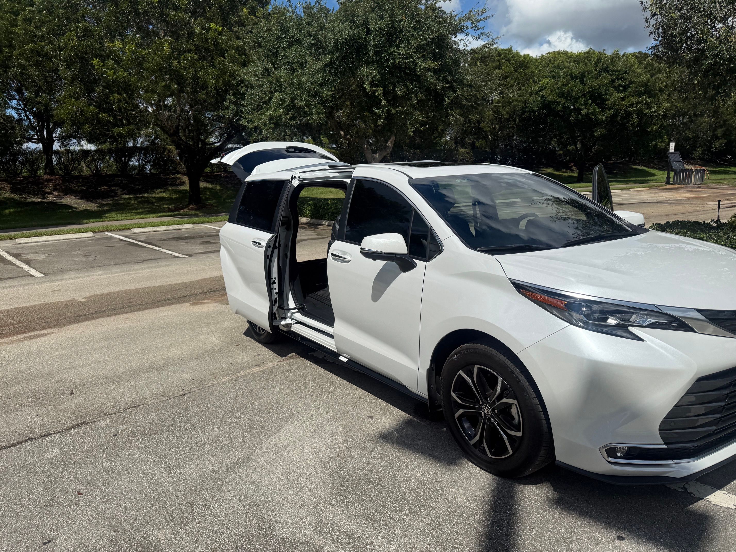 Used 2026 Toyota Sienna Platinum AWD/4WD image 11