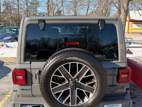 Used 2022 Jeep Wrangler Unlimited Sahara image 5