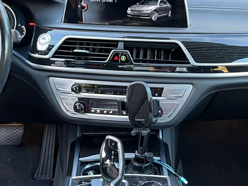 Used 2016 BMW 750i image 10