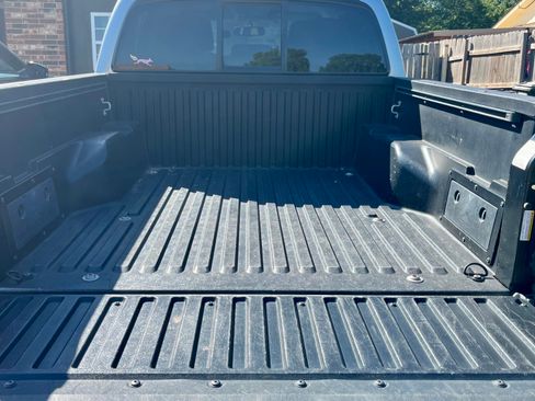 Used 2017 Toyota Tacoma SR5 w/ Tow Package RWD image 13