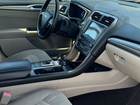 Used 2017 Ford Fusion SE w/ Fusion SE Technology Package FWD image 8