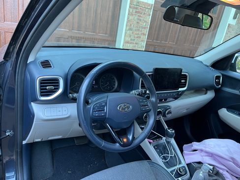 Used 2022 Hyundai Venue Limited FWD image 2