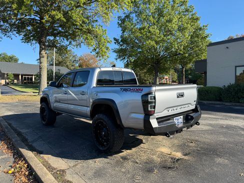 Used 2019 Toyota Tacoma TRD Off-Road image 2