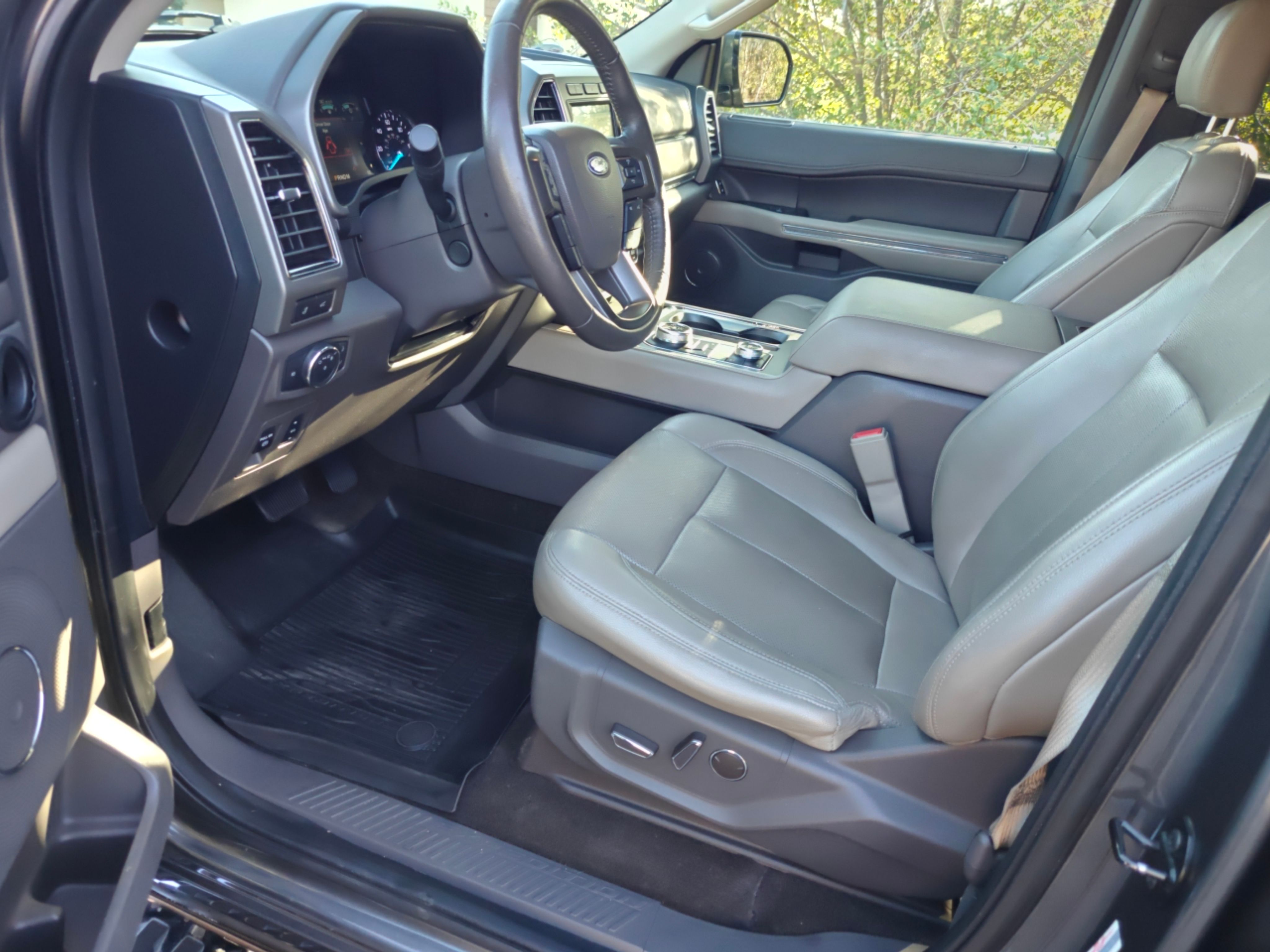 Used 2018 Ford Expedition XLT w/ Equipment Group 202A AWD/4WD image 13