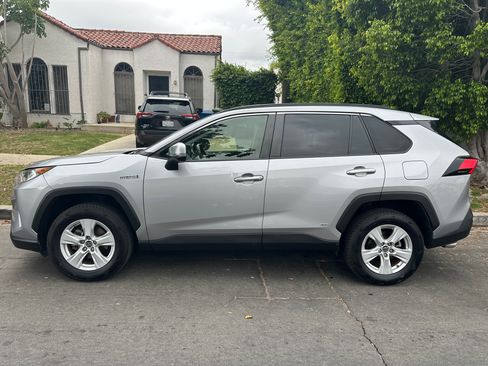 Used 2019 Toyota RAV4 XLE w/ Carpet Mat Package image 2