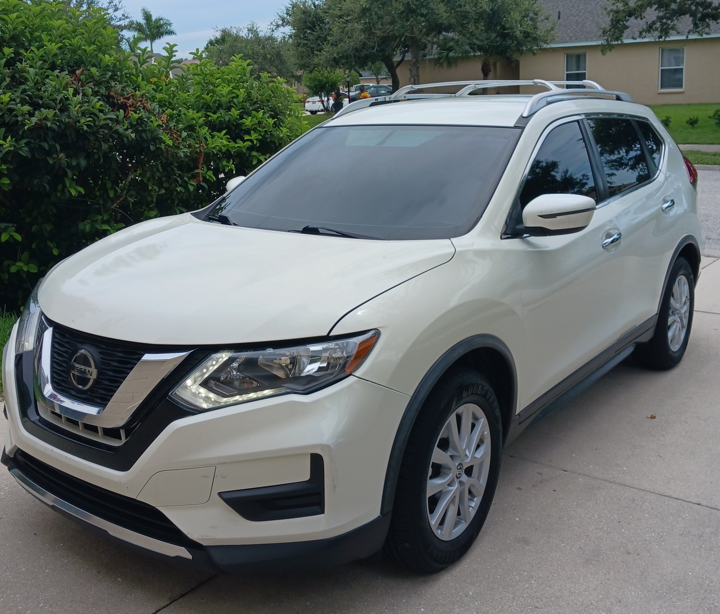 Used 2018 Nissan Rogue SV FWD image 1