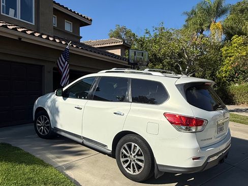 Used 2014 Nissan Pathfinder SL w/ SL Premium Package FWD image 5