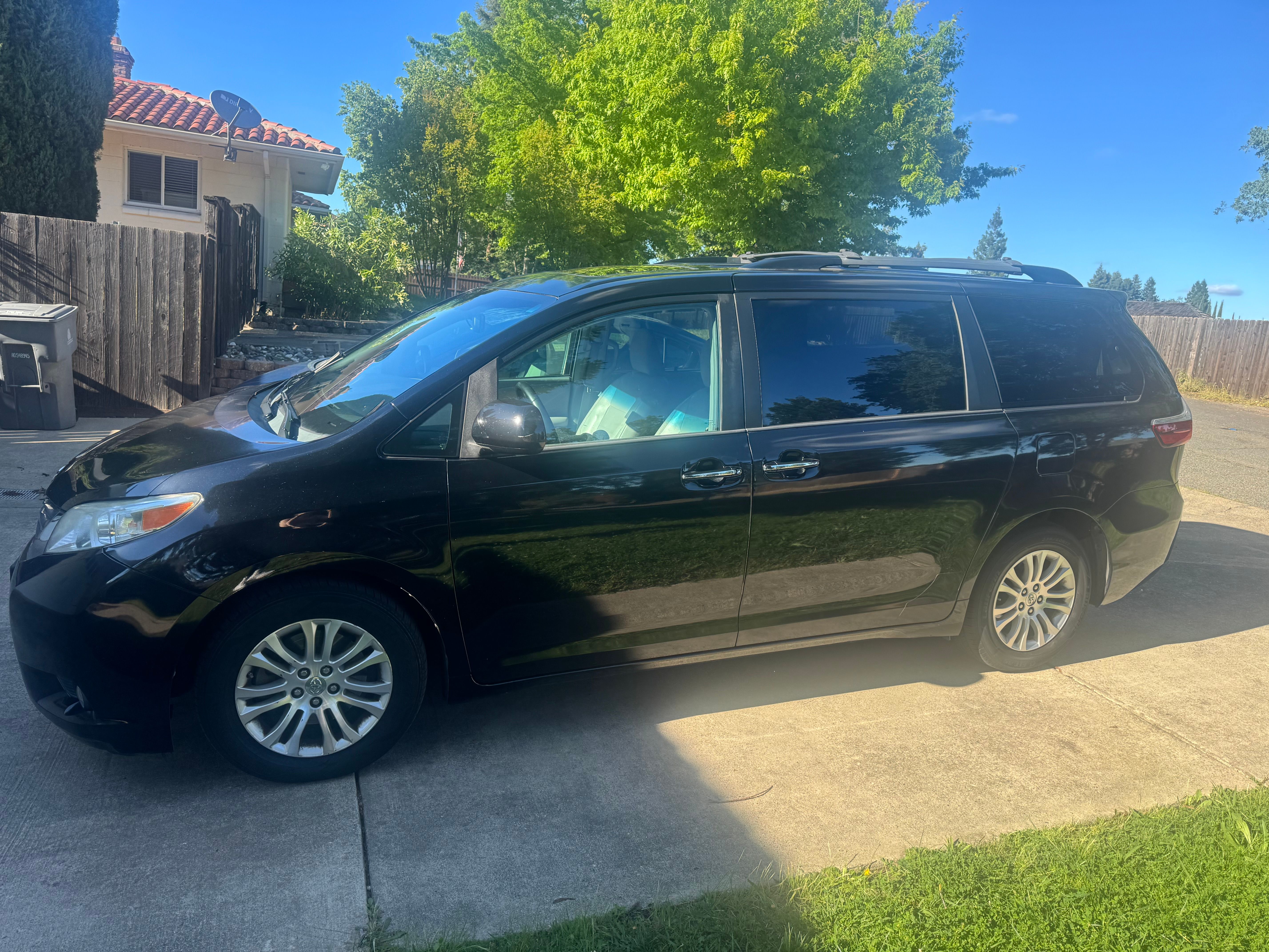Used 2015 Toyota Sienna XLE w/ XLE Navigation Package FWD image 4